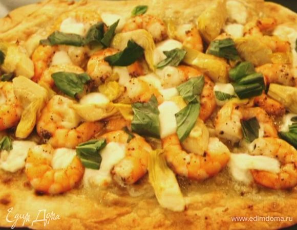 Листья базилика порвать руками и посыпать готовую пиццу.