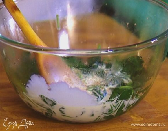 Влить к шпинату сливки, добавить мускатный орех, перемешать.