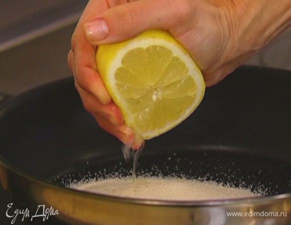 Цедру лимонов натереть на мелкой терке, сок отжать.