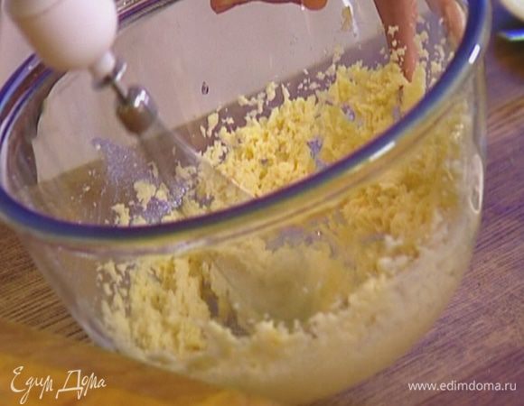 Растереть 100 г предварительно размягченного сливочного масла со 100 г сахара, затем взбить блендером.