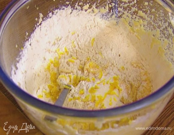Добавить муку, разрыхлитель, соду, половину натертой цедры и отжатого лимонного сока, все вымешать ложкой.