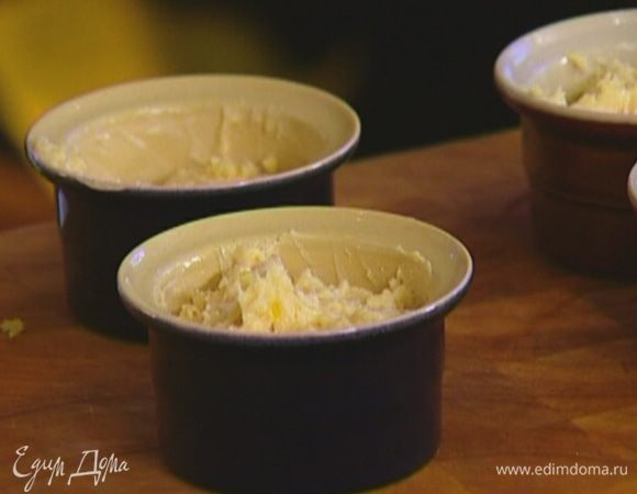 Небольшие керамические формочки смазать оставшимся сливочным маслом и разложить в них тесто, заполняя на 2/3 объема.