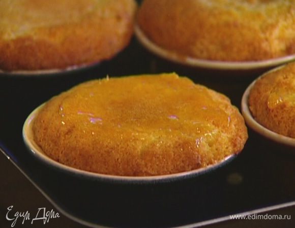 Формочки с тестом поставить на противень и отправить в разогретую духовку на 15–18 минут. Проверить готовность деревянной палочкой или спичкой — она должна остаться сухой.