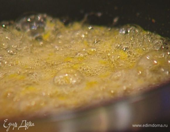 Разогреть небольшую сковороду, всыпать оставшийся сахар и лимонную цедру, влить лимонный сок и прогревать карамель на огне: масса должна слегка пожелтеть, а сахар — полностью раствориться.