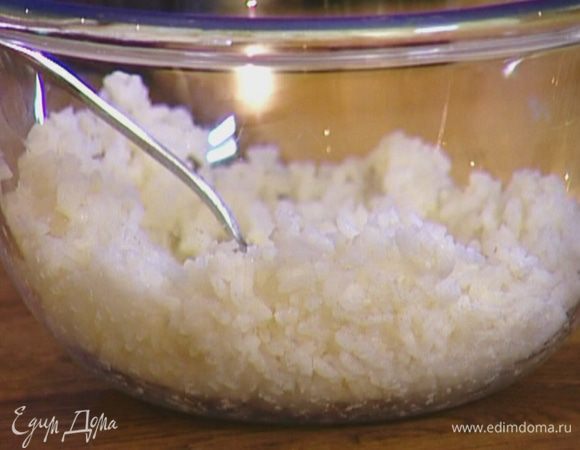 Рис отварить согласно инструкции на упаковке, затем остудить.