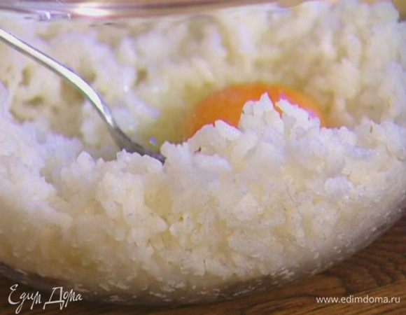 К остывшему рису добавить 1 яйцо, посолить, поперчить, перемешать.