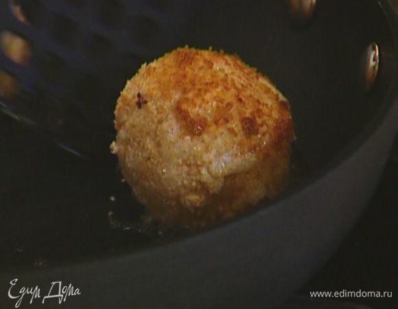 Обмакнуть каждый шарик во взбитое яйцо, затем обвалять со всех сторон в сухарях.