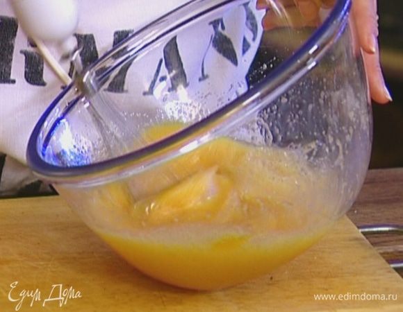 Яйца с сахаром взбить миксером в пышную, воздушную массу.