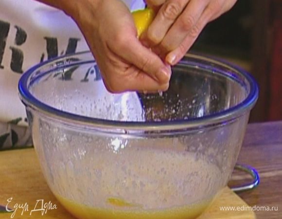 Добавить лимонный сок и еще немного взбить. 