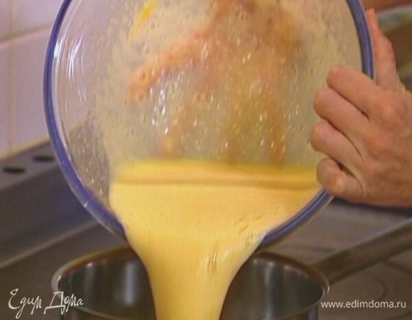 Вылить крем в небольшую кастрюлю и прогревать на медленном огне, периодически помешивая, пока он не загустеет, затем полностью остудить.