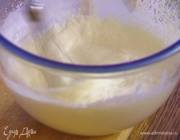 Сливки взбить миксером в пышную пену.