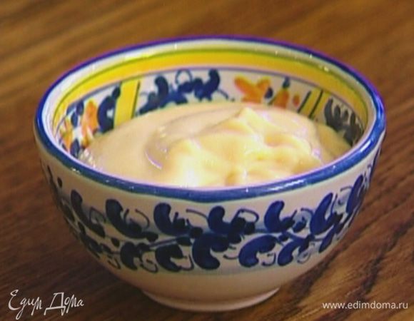 Понемногу вмешать в сливки яичную массу и разложить в креманки.