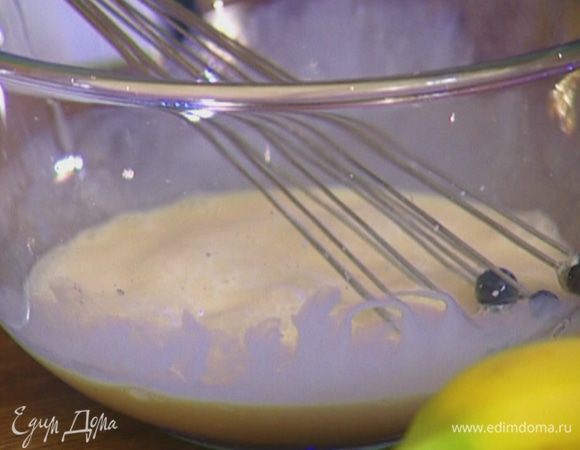 Яйца со сливками взбить венчиком.