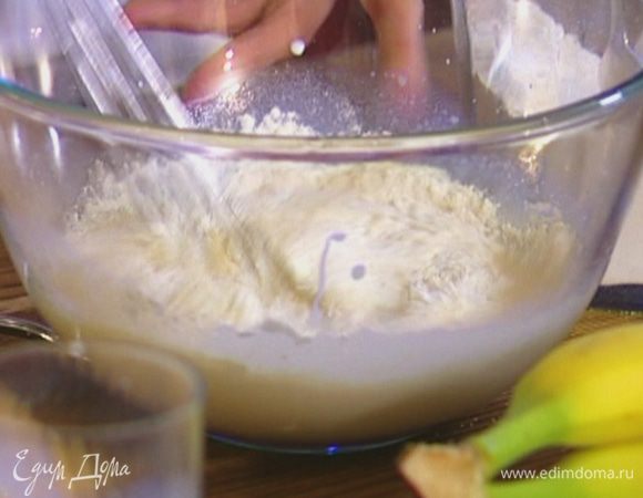 Добавить 3 ст. ложки муки, сахар, соль и перемешать.