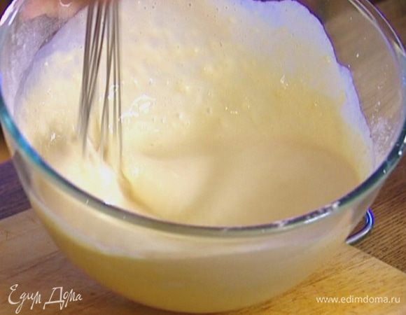 Всыпать оставшуюся муку и еще раз перемешать.