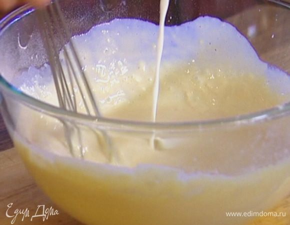 Добавить кокосовую стружку, влить молоко и вымешать тесто.