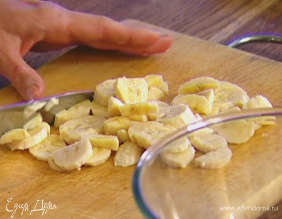 Банан почистить и мелко нарезать.