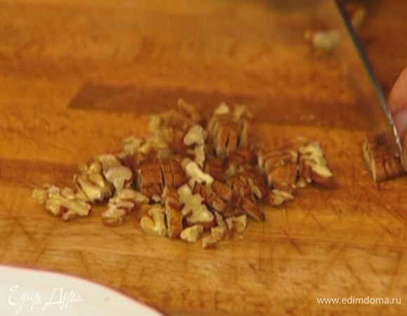 Орехи измельчить.