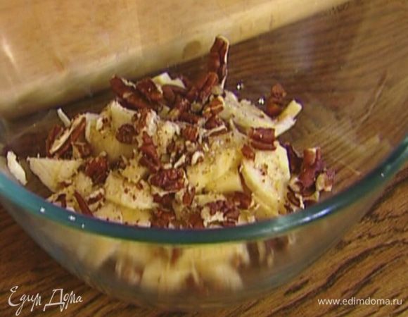 Приготовить начинку: нарезанный банан соединить с орехами, корицей и медом, все перемешать.