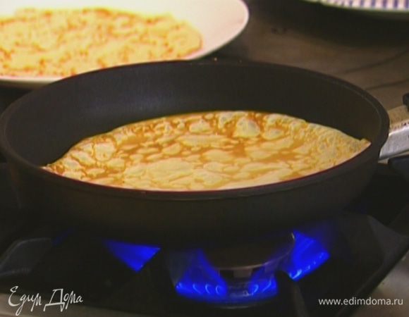 Разогреть тяжелую сковороду и печь блины, смазывая сковороду оливковым маслом при помощи кисточки перед выпечкой каждого блина.