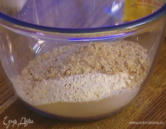 Муку соединить с молотым миндалем, разрыхлителем и солью, перемешать. 