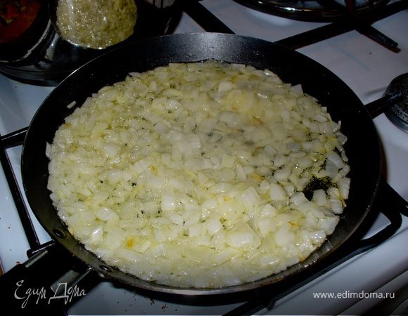 Поставить на огонь средних размеров кастрюлю с холодной водой.
Лук почистить, мелко порубить. 
Разогреть масло на сковороде, обжарить лук до прозрачной золотистости (именно так! чтобы оставался нежный, без поджаренной корочки)