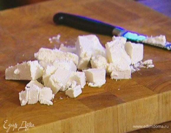 Брынзу порезать небольшими кусочками.