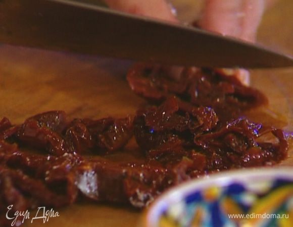 Помидоры нарезать маленькими кубиками.