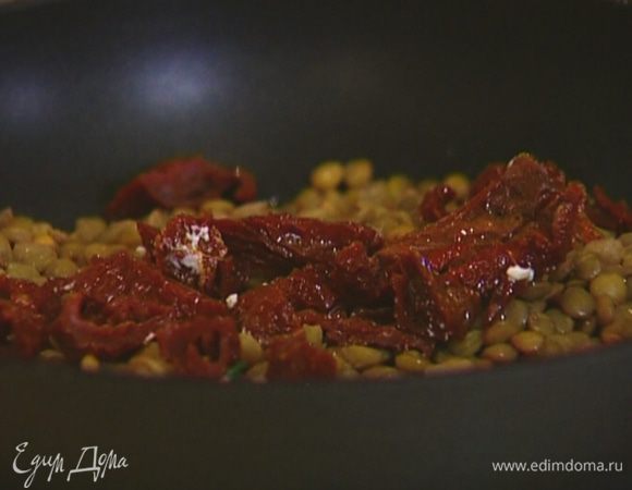 Добавить помидоры, перемешать и выключить газ. 