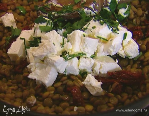 Всыпать зелень и брынзу, еще раз перемешать.