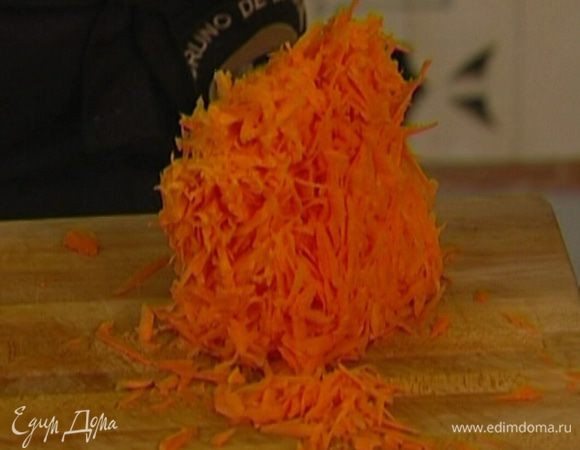 Морковь почистить и натереть на крупной терке. 