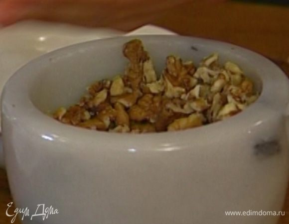 Грецкие орехи порубить ножом.