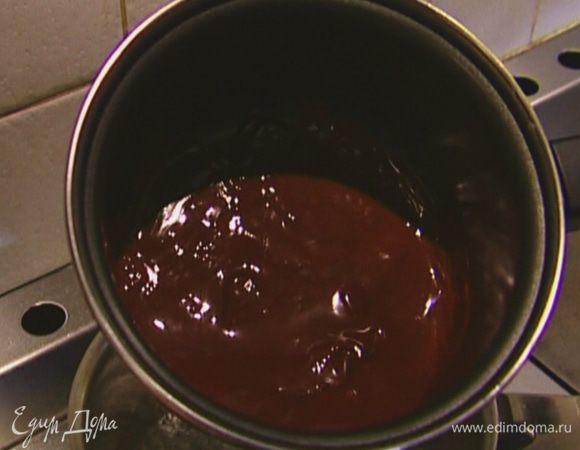 Шоколад растопить на водяной бане, не перемешивая его.