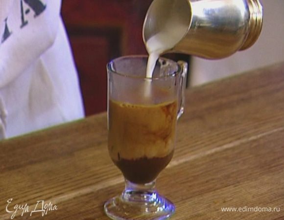 Молоко взбить в пену.