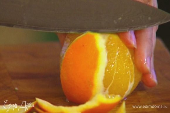 Апельсин почистить, нарезать кружками и поместить в центр блюда.