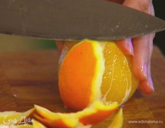 Апельсин почистить, нарезать кружками и поместить в центр блюда.