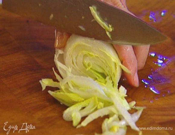 Цикорий тонко нарезать и выложить на апельсин.