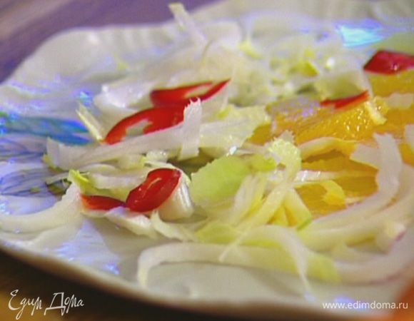 Перец чили, удалив семена, измельчить и добавить к цикорию с апельсином.