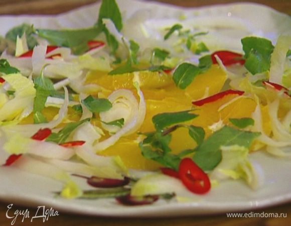 Листики мяты и петрушку порвать руками и посыпать салат.