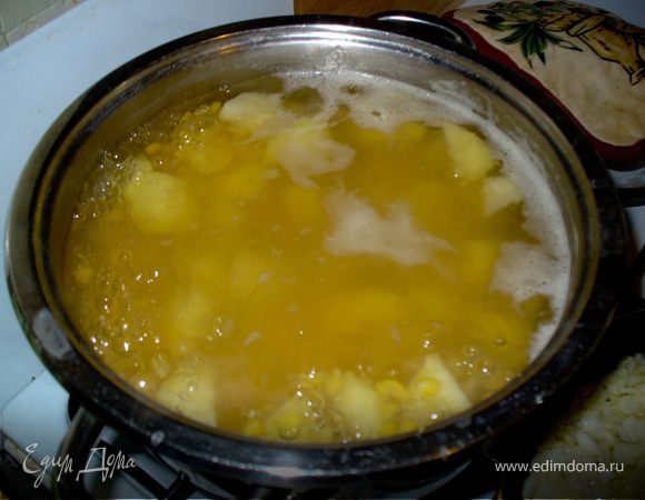 Почистить и нарезать кубиками картошку. В закипевшую воду бросить горох, дать повариться минут 10 на небольшом огне и добавить в кастрюлю картошку. Посолить!