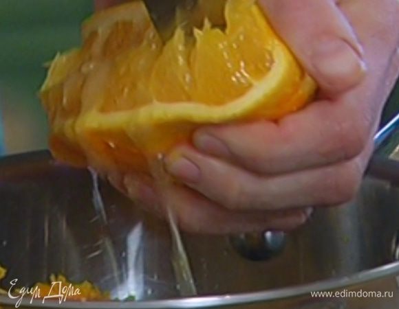 Из апельсинов отжать сок.
