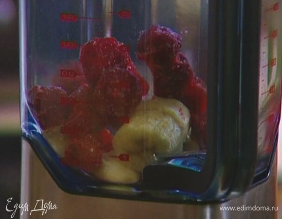 Замороженную клубнику и банан, не размораживая, поместить в блендер.