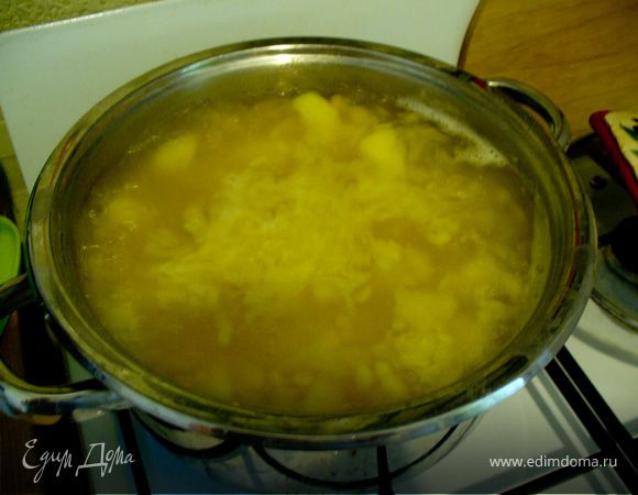 Еще через несколько минут отправить в суп лук со сковороды. Я варю супчик до готовности гороха, до его безоговорочной мягкости. Т.е. через минут 15-20 варки горох надо пробовать на зуб. Мягкий? Нравится? Суп готов. Картошка к моменту готовности гороха должна начать развариваться. 