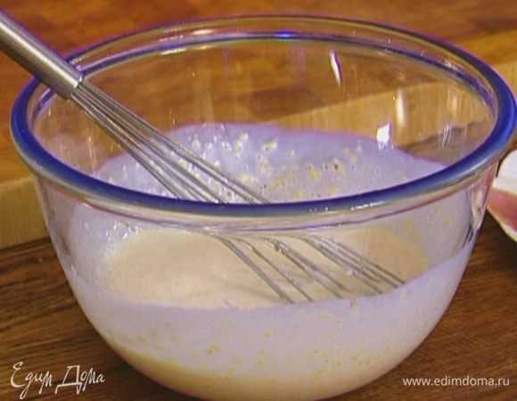 Приготовить тесто: яйцо взбить венчиком, а затем перемешать с кефиром, кукурузной крупой, сахаром, разрыхлителем и щепоткой соли.