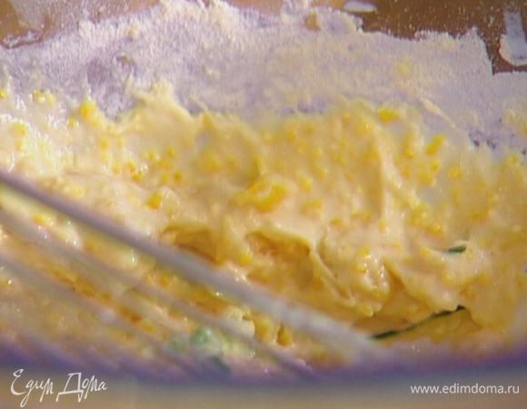 Добавить пармезан, кукурузу и часть муки, перемешать, затем всыпать оставшуюся муку и еще раз перемешать.