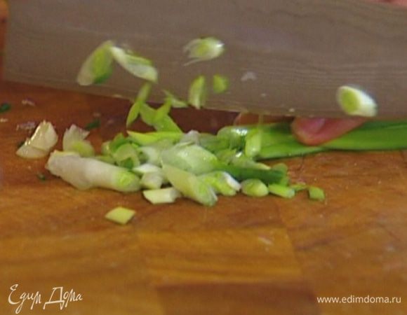 Шнитт-лук и зеленый лук мелко нарезать и вмешать в тесто (немного шнитт-лука оставить).