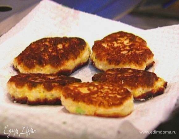 Разогреть в сковороде оливковое масло и жарить оладьи, выкладывая их на бумажное полотенце, чтобы убрать излишки жира.