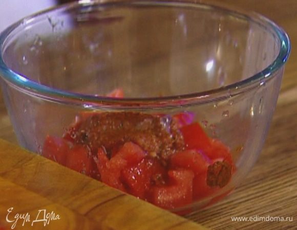 Помидор нарезать кубиками, соединить с соусом песто, посолить, поперчить, всыпать оставшийся шнитт-лук и перемешать.