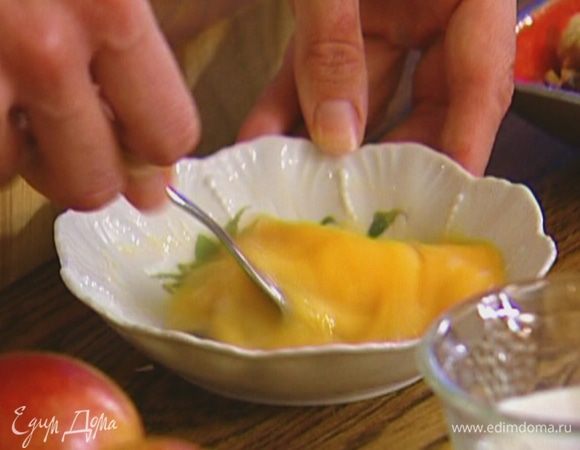 Яйцо взбить и смазать только бортики тарталеток.