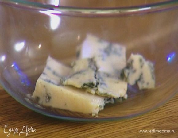 Горгонзолу соединить со сливками и размять вилкой. 